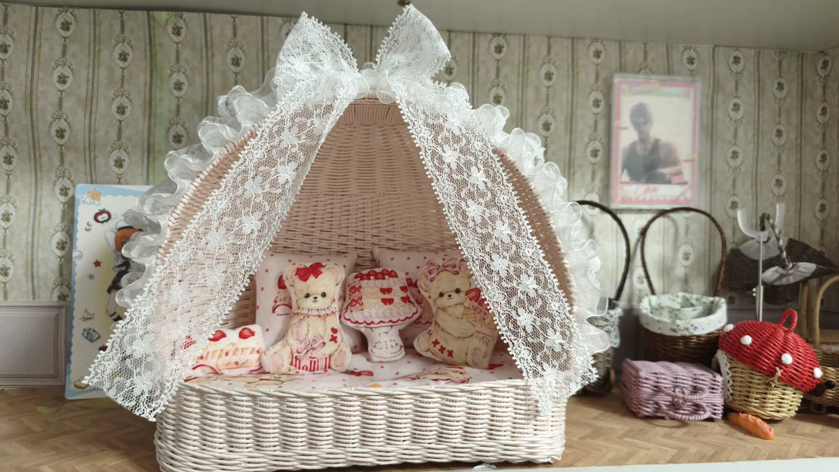 Miniatur-gewebte Rattan-Wiege mit Spitzenbaldachin