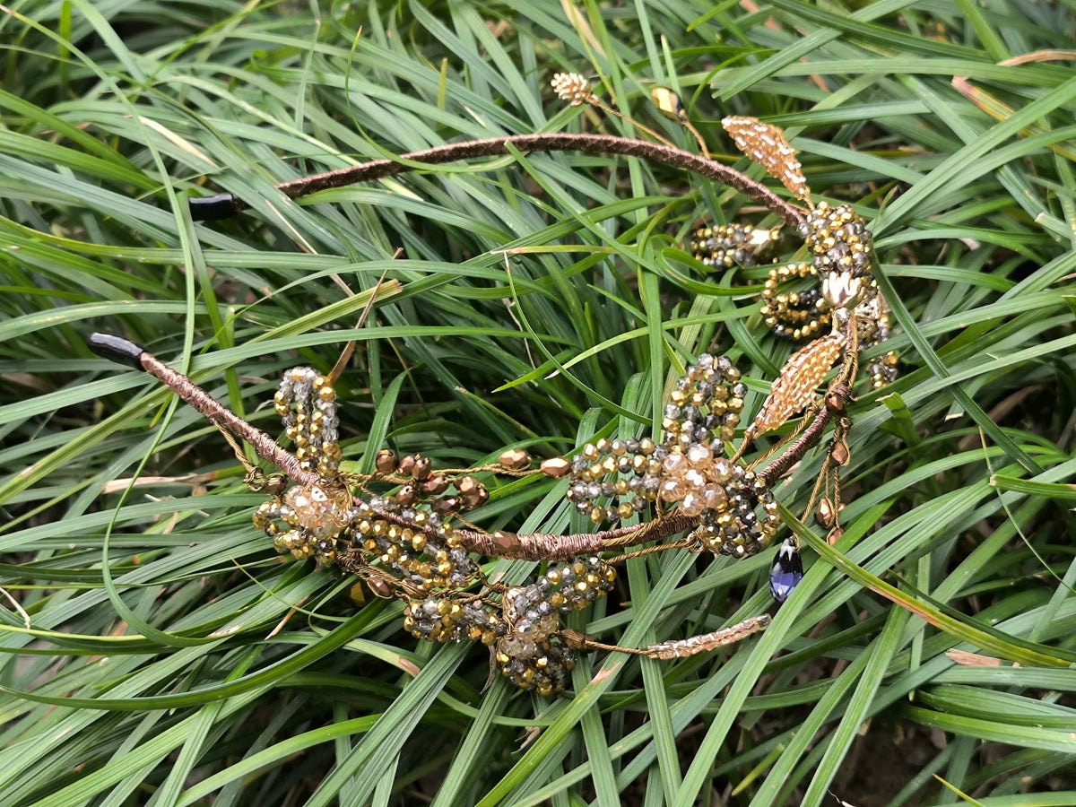 Handgefertigtes Haarband mit Kupferdraht und Kristallblumen