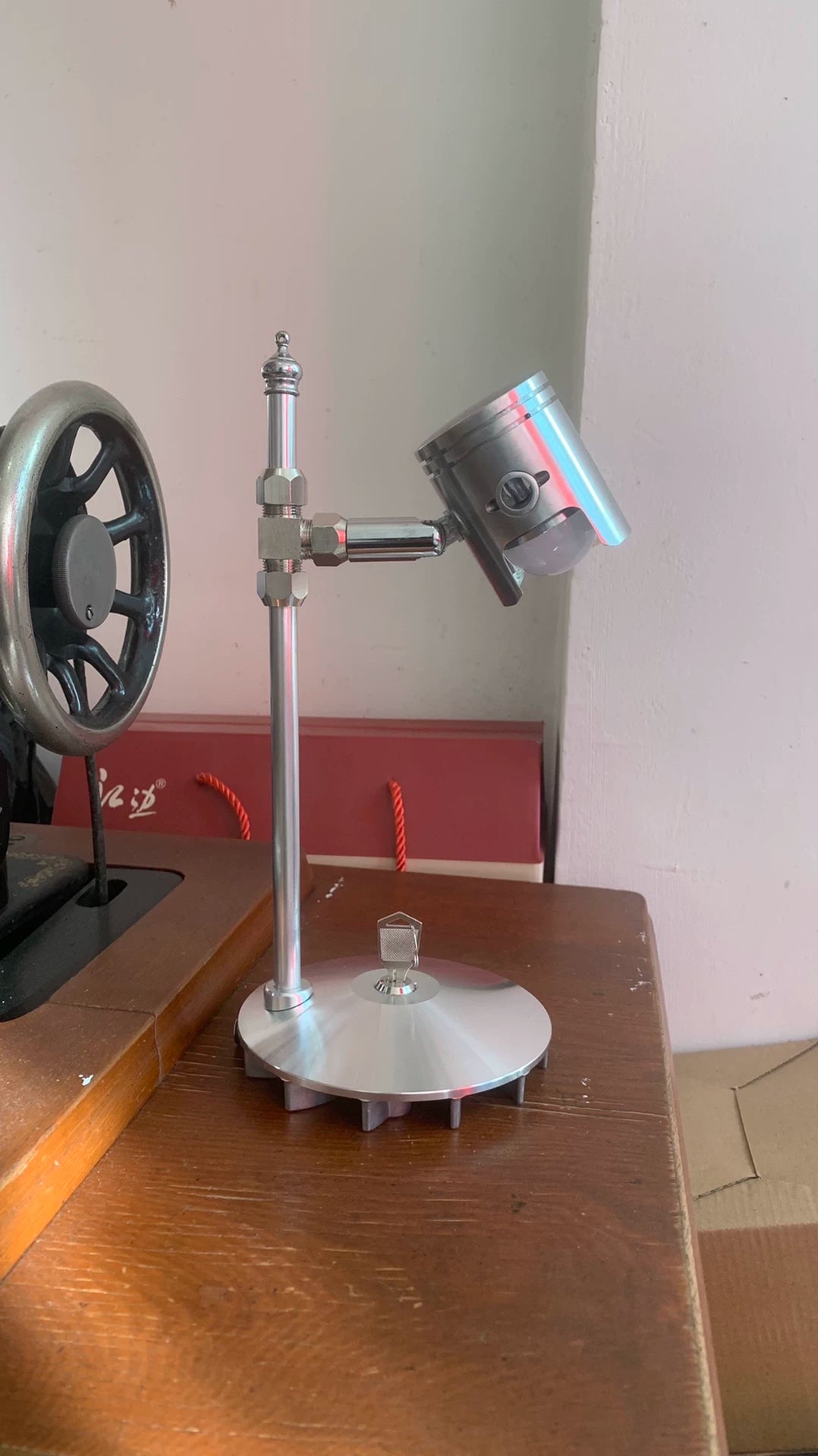 Handtordad mekanisk industriell bordslampa med USB-port