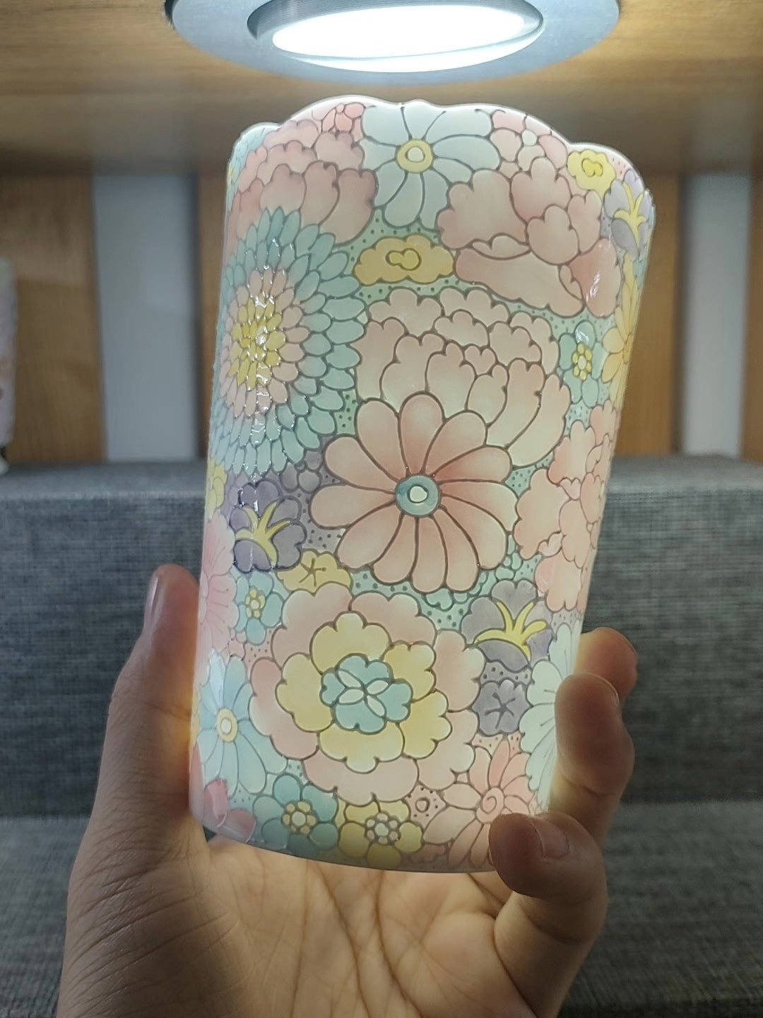 Caneca Pintada à Mão com Borda Floral em Argila Jade