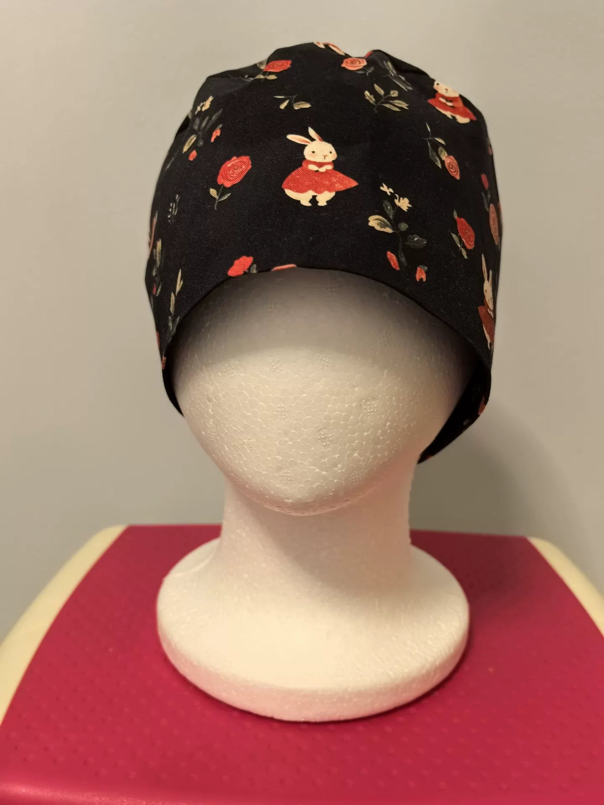 Gorro Quirúrgico de Algodón con Estampado Floral y Conejos Negros