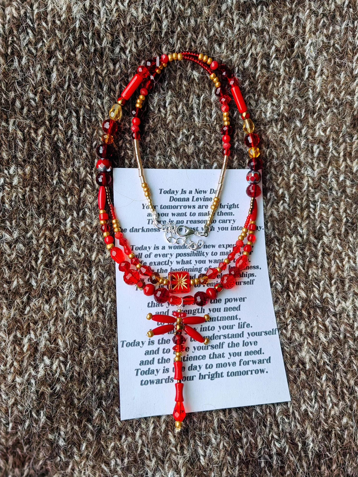 Collana di perline rosso e oro con ciondolo a libellula