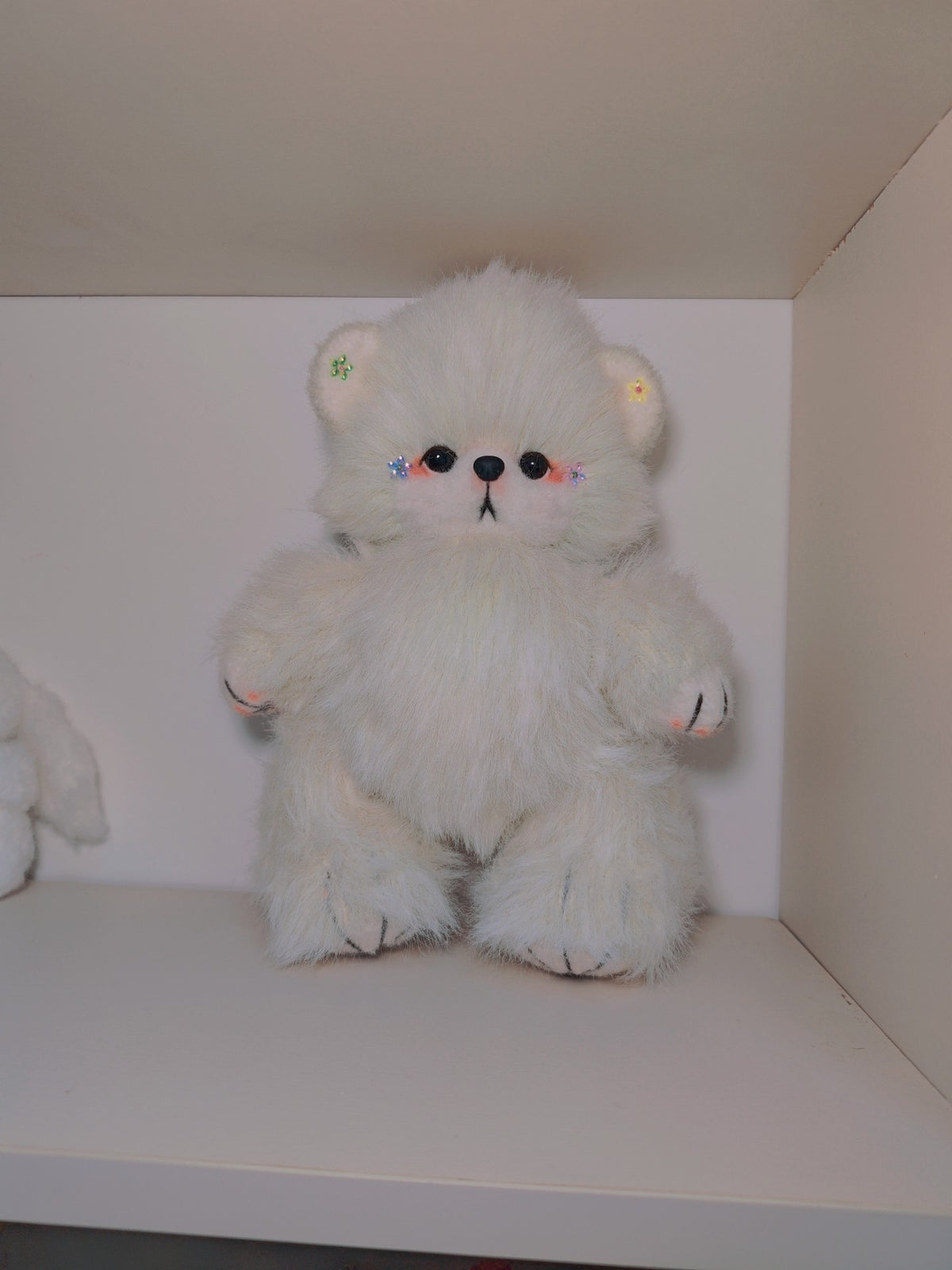 星のアクセントが印象的なハンドメイドのホワイトクマのぬいぐるみ