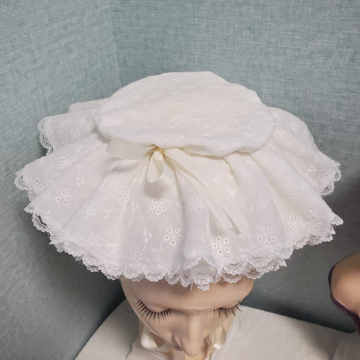 Chapéu Vintage de Renda de Algodão Branco com Folhos