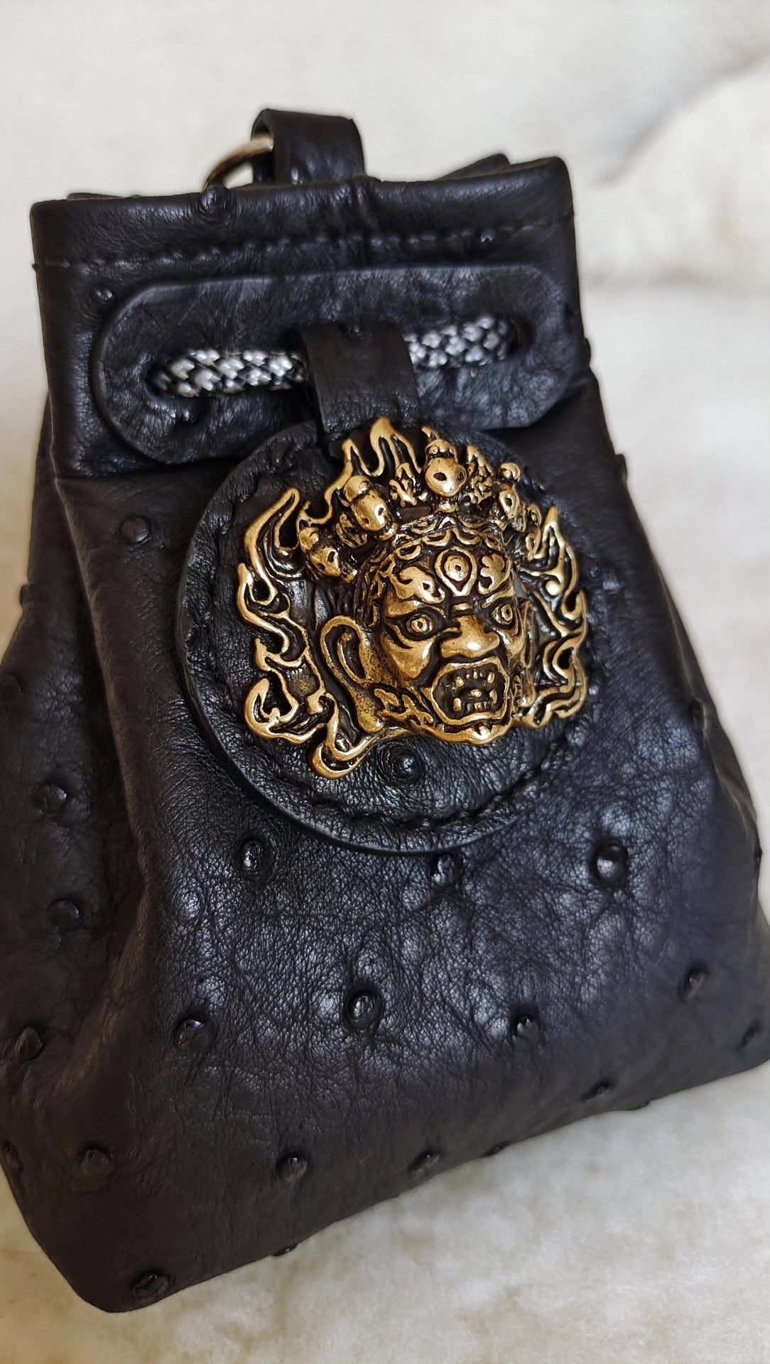 Bolsa para joyas de cuero de avestruz negro