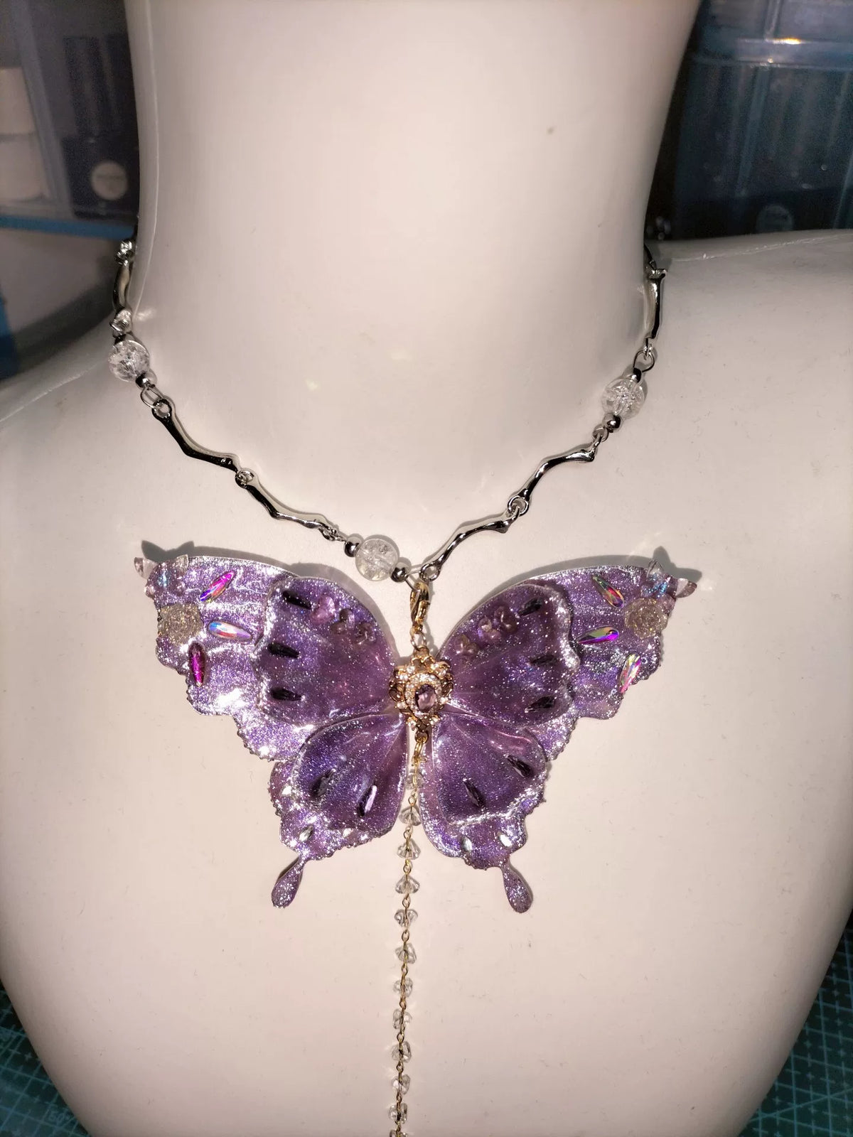 Ketting met paarse vlinderhanger, cloisonné draadwerk en kristal