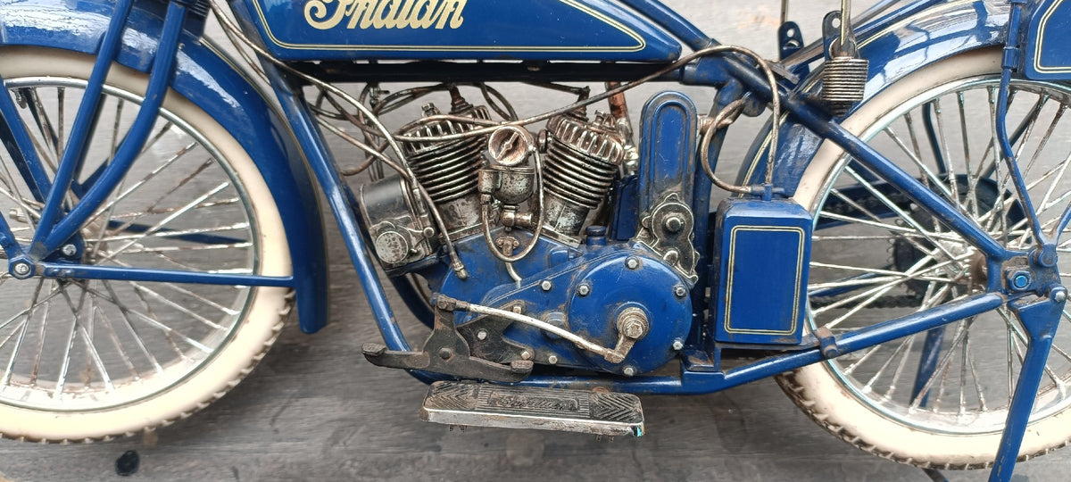 1:6 Indian Scout Motorradmodell verwittert