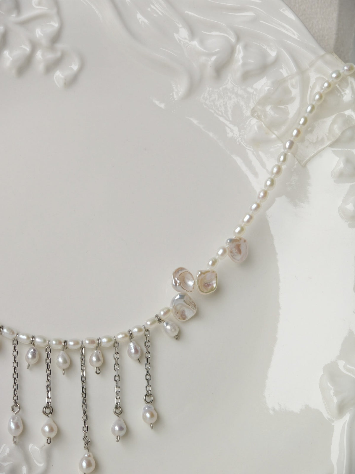 Collana con perle barocche e frangia a catena color argento