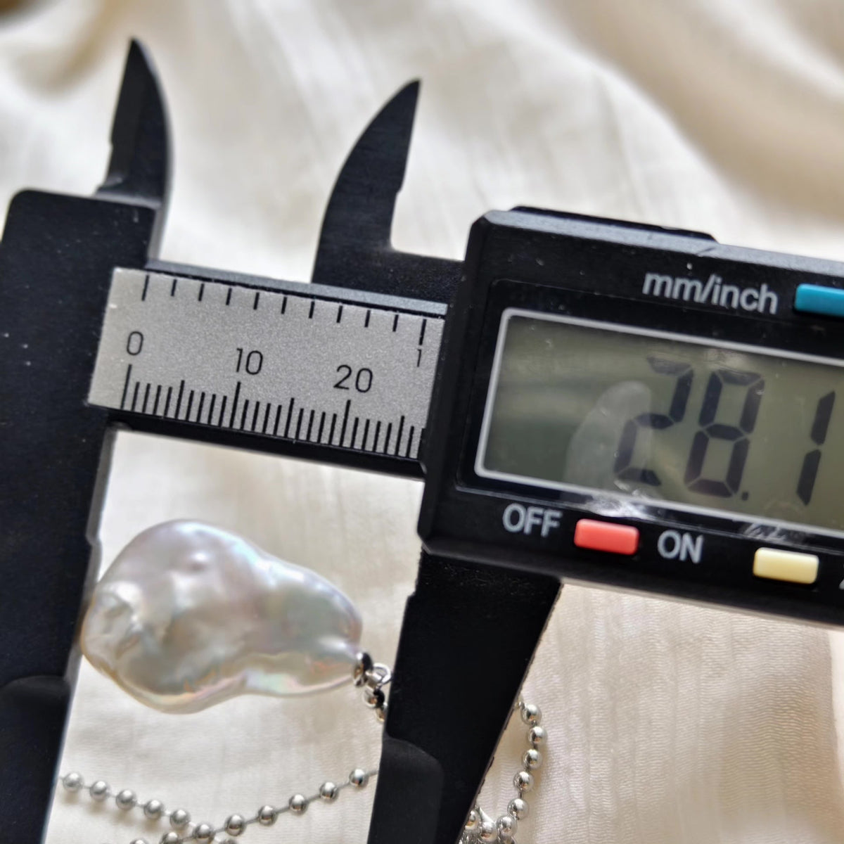 Collana con fiocco in rame regolabile e perla iridescente