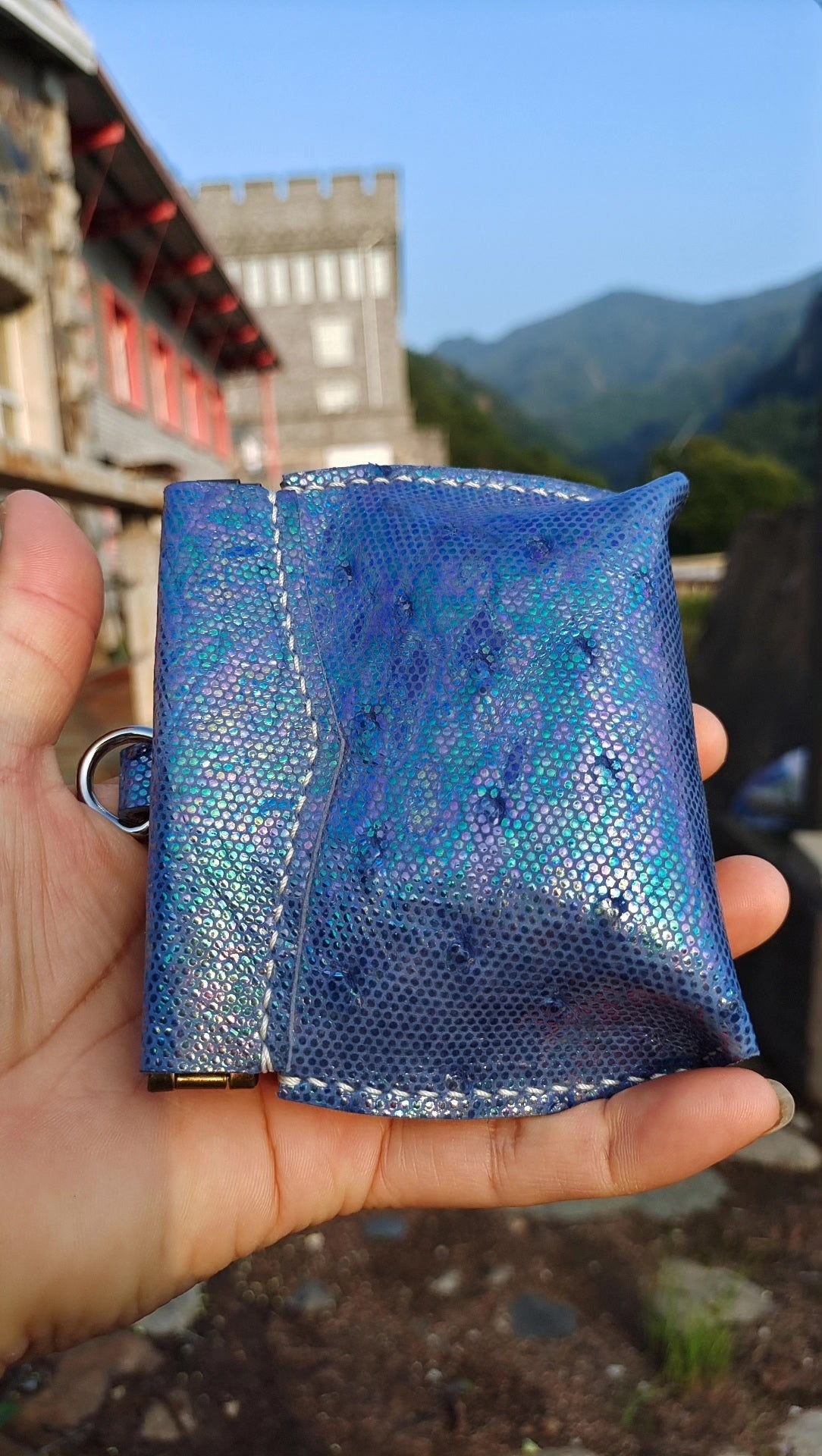 Pochethette pour noix en cuir d'autruche bleu iridescent