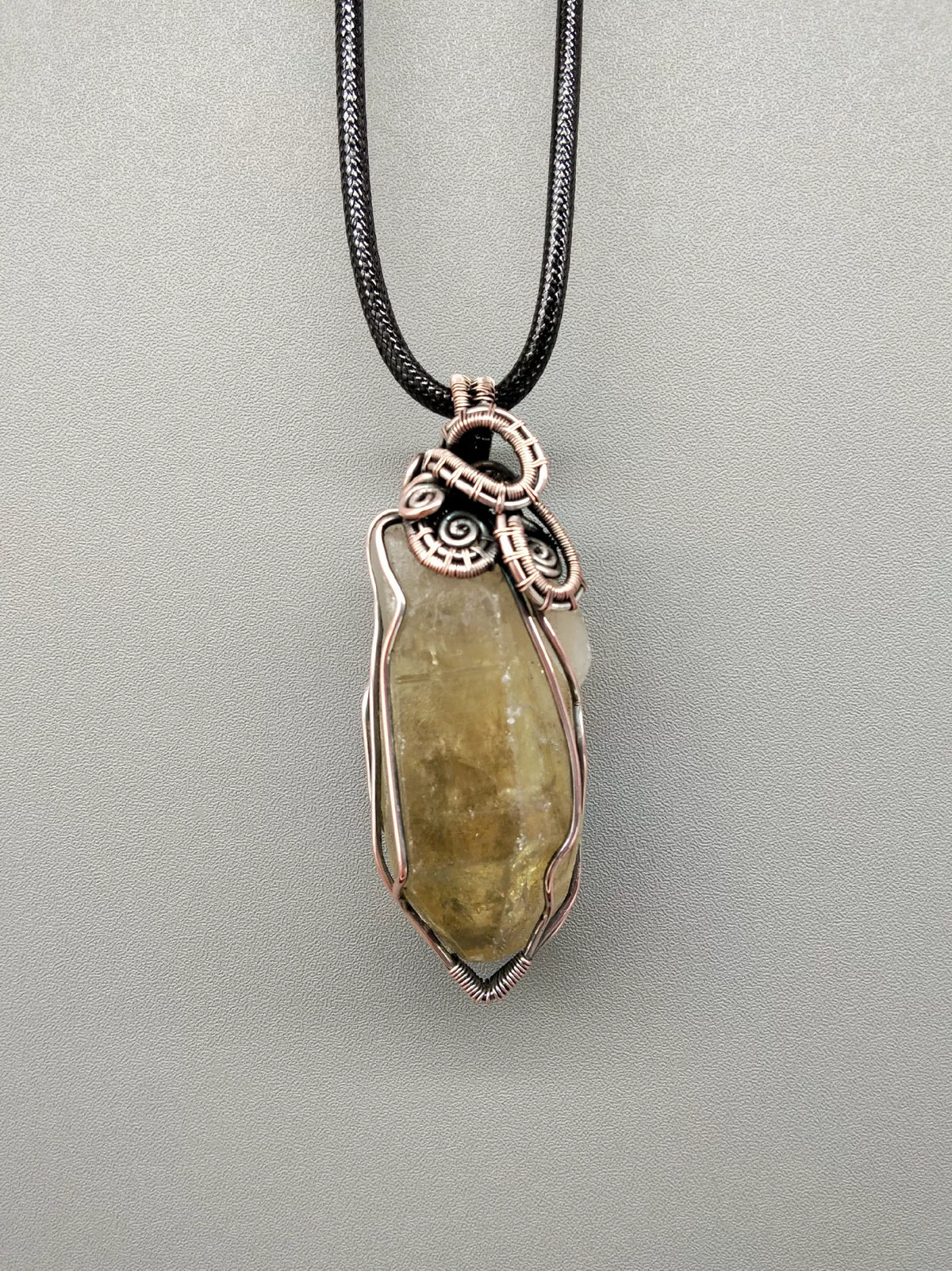 Collar con Dije de Citrina Amarilla Envuelto en Alambre