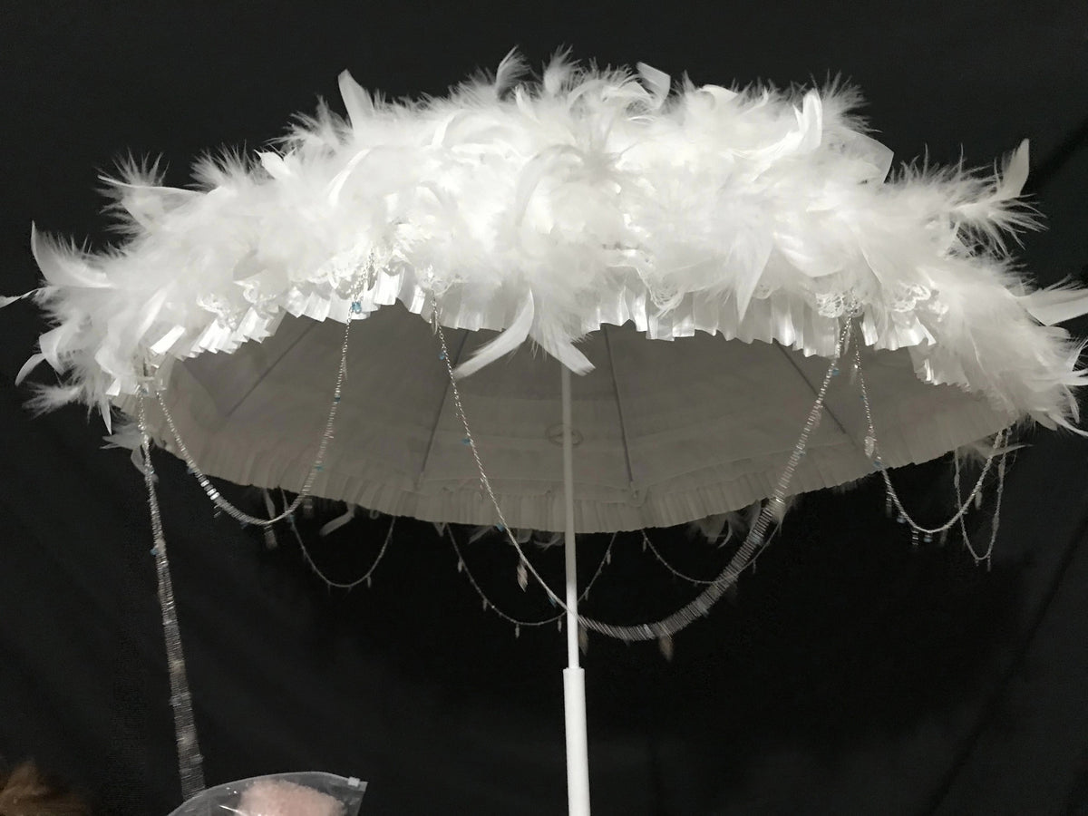 Parasole decorativo a strati in piume di pavone e pizzo