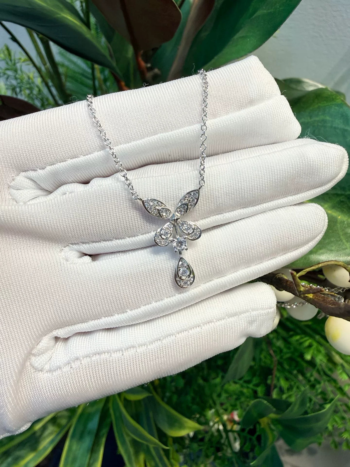 Collana con diamanti, farfalla e goccia placcata in rodio