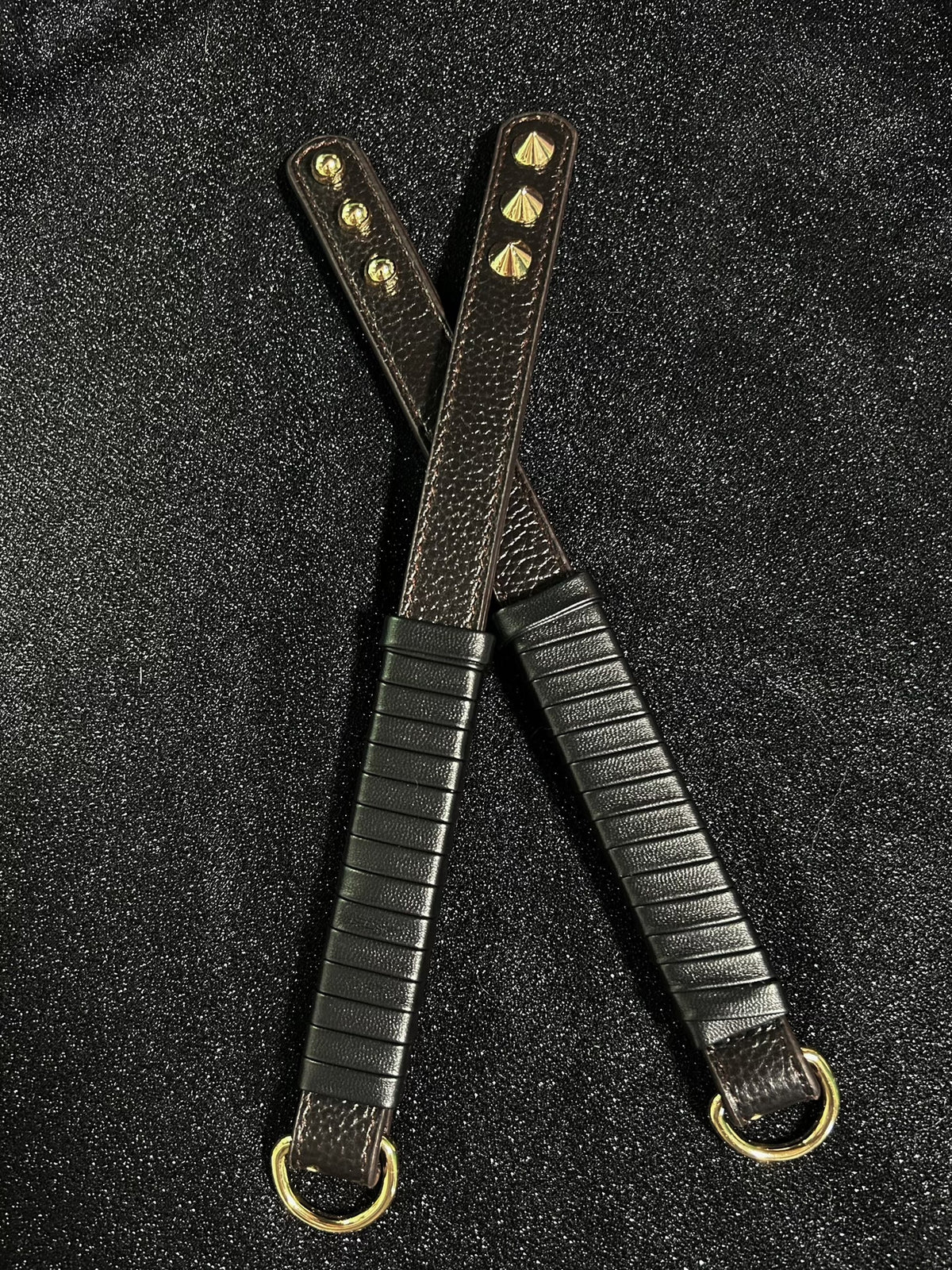 黒ライチ型押し牛革 ダブルストラップ ハンドヘルドパドル