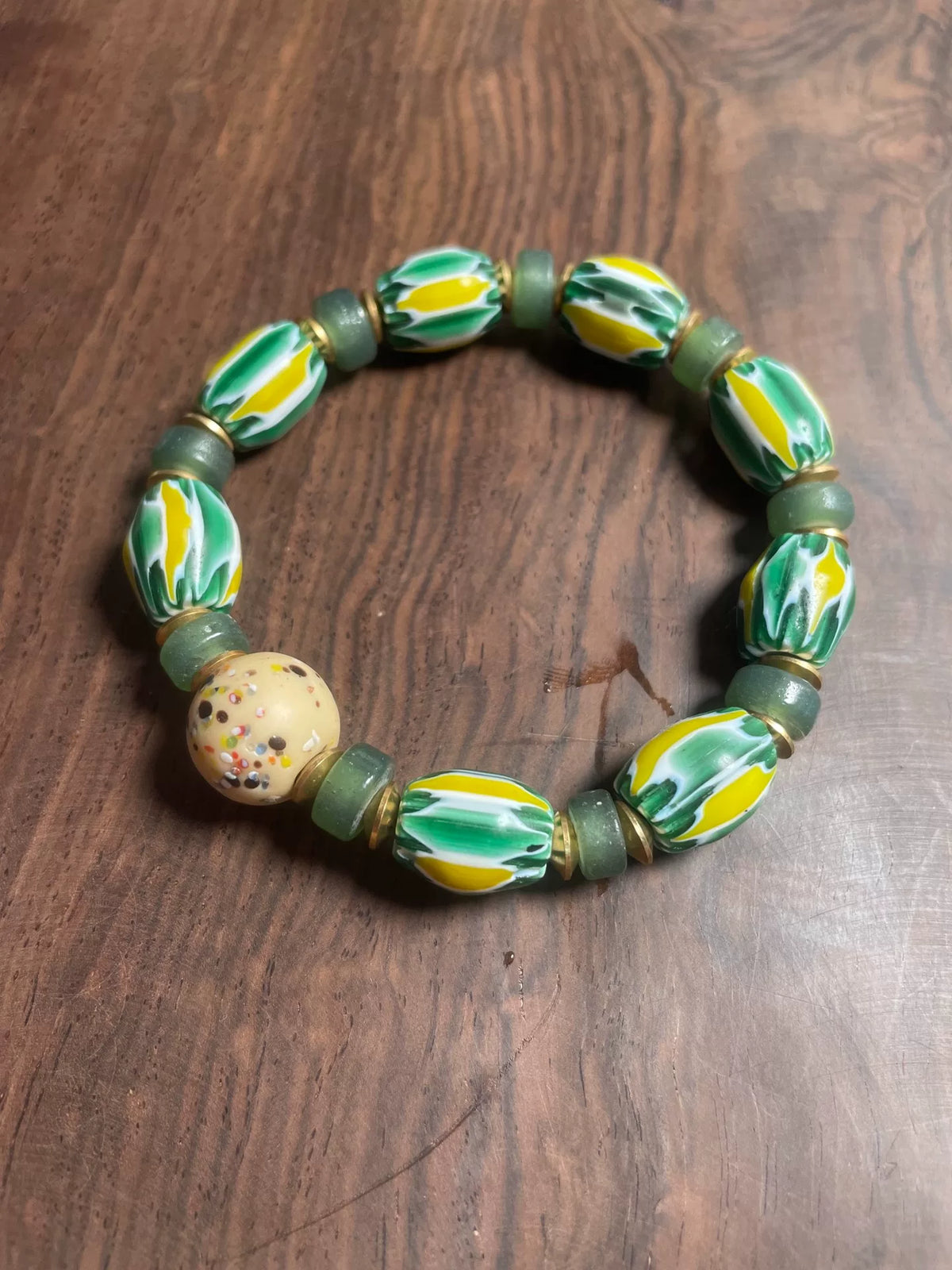 Handgefertigtes Glasperlenarmband Zitronengelrün