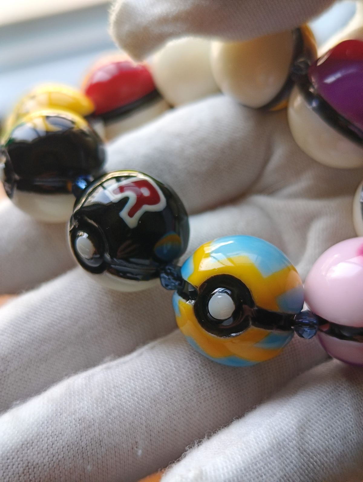 Braccialiale con perle in resina Pokémon Poké Ball