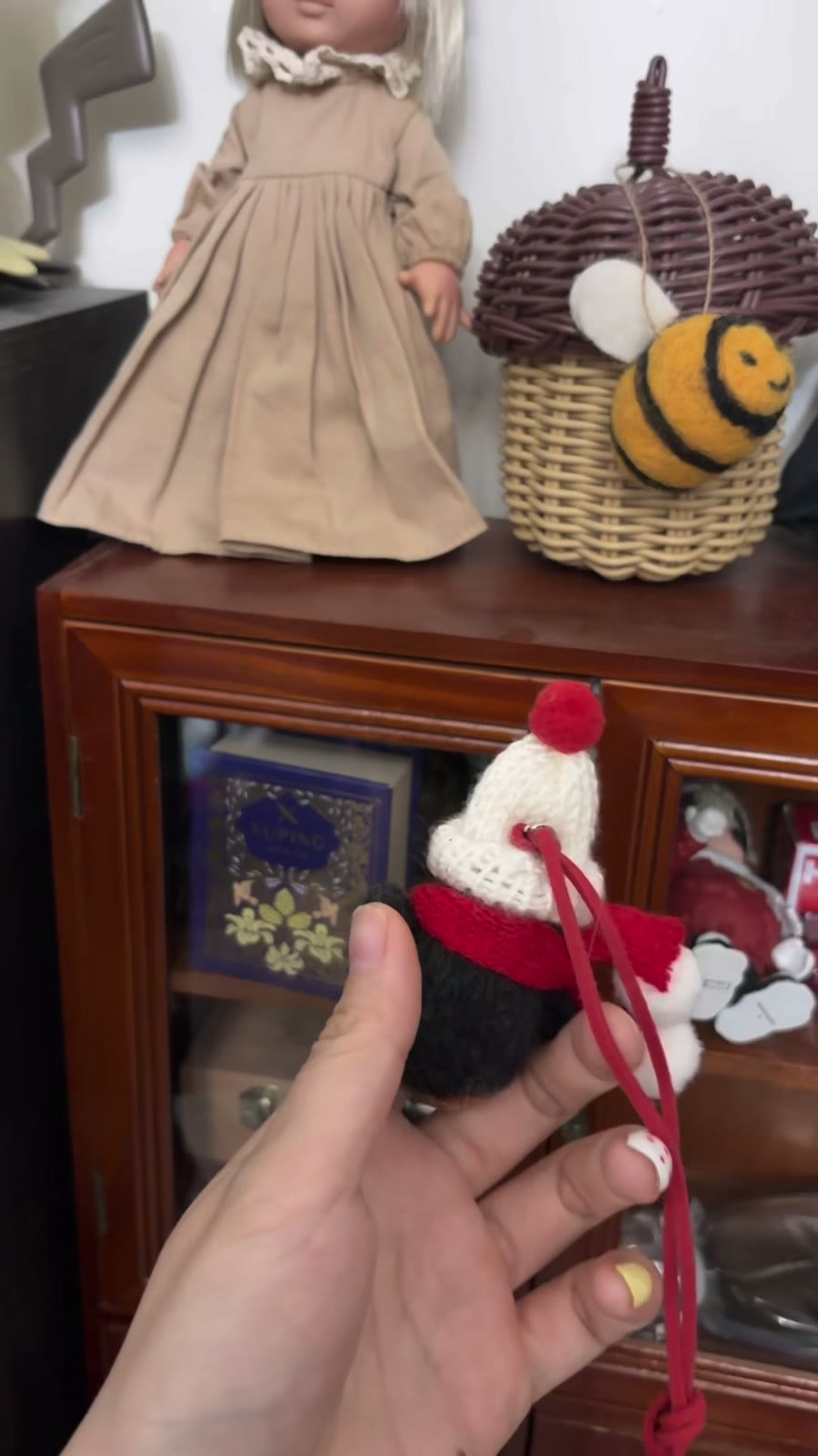 Weihnachtsanhänger Pinguin aus nadelgefilzter Wolle