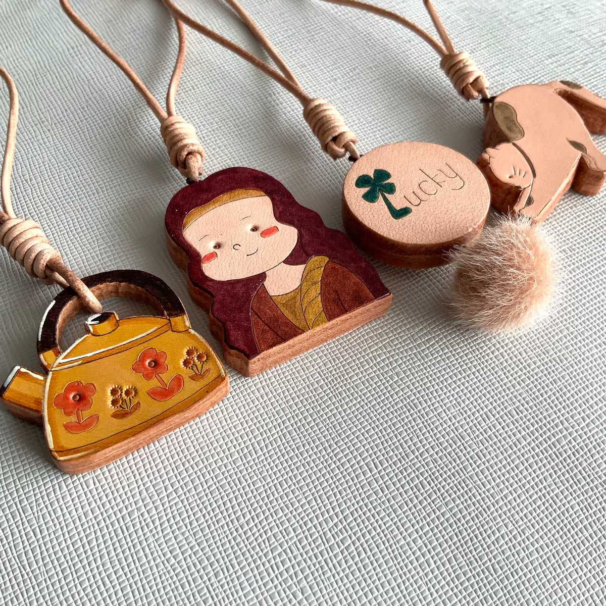 Handgesneden lederen charm set