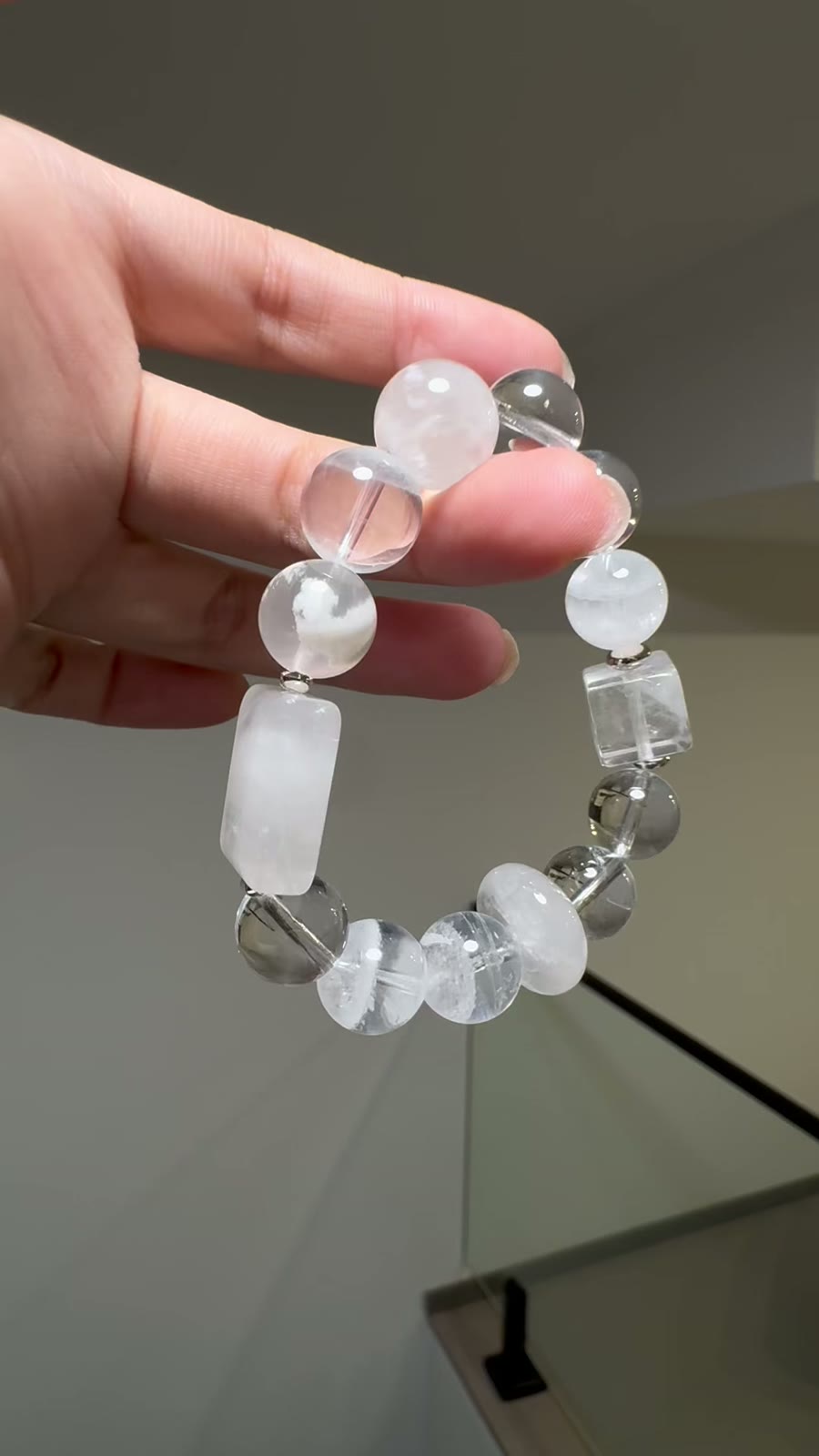 Weißes Phantomquarz-Perlenarmband