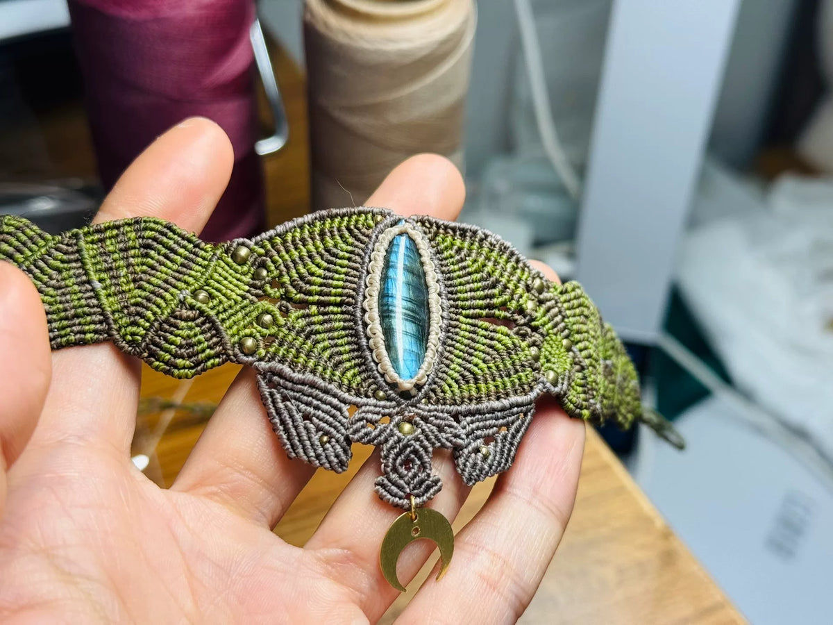 Choker in Macramè con Labradorite e Ciondolo a Luna in Ottone