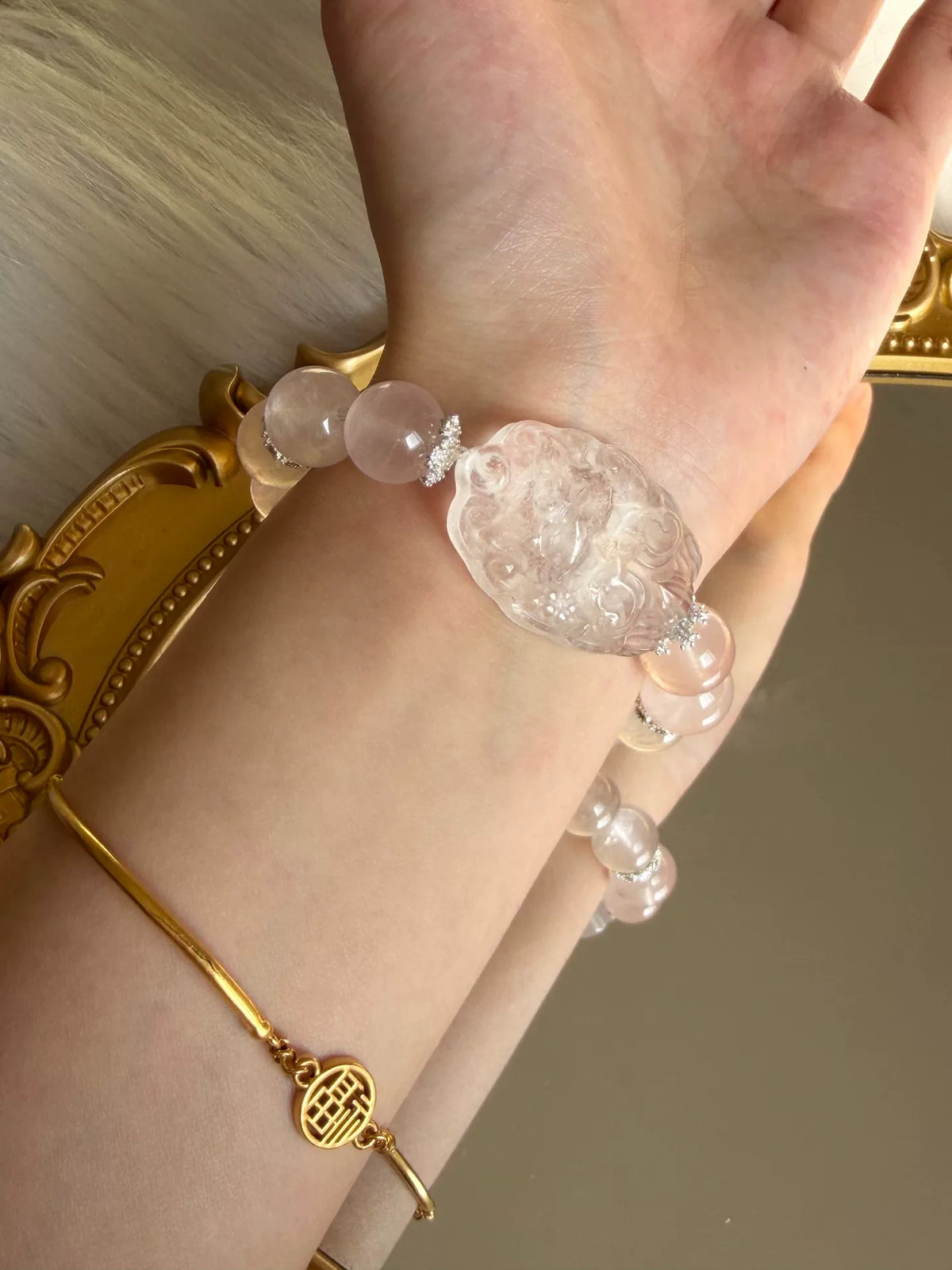 Pulsera de Cuarzo Rosa con Placa de Zorro Tallado