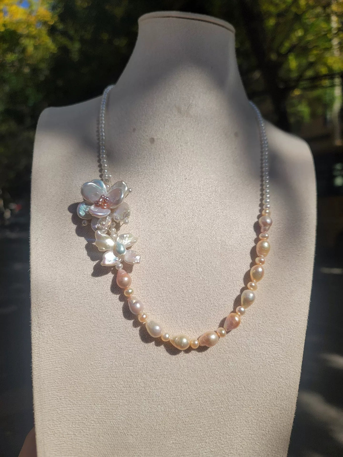Collana con perle fiore e farfalla con perle barocche