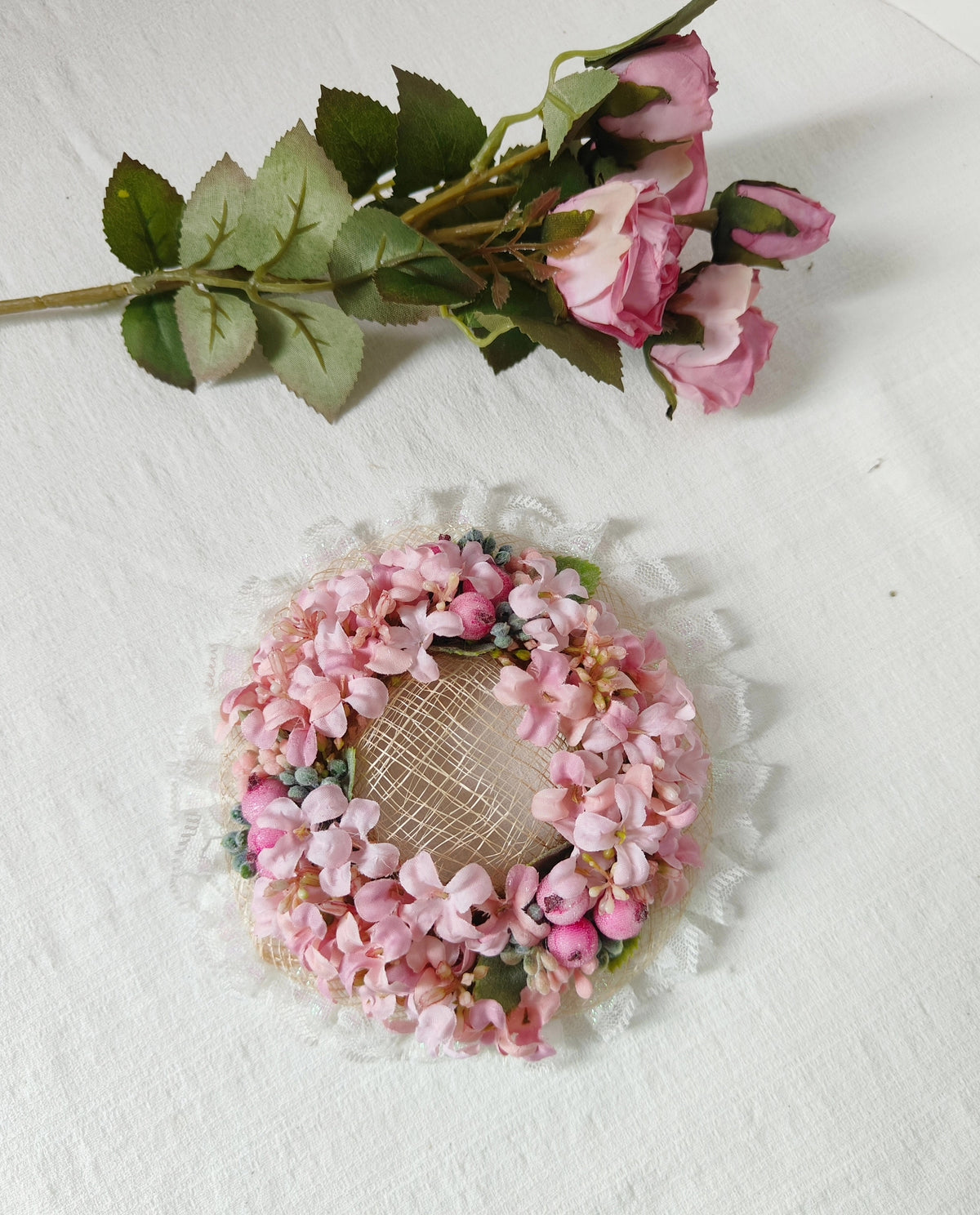 Mini-Lolita-Strohhut mit rosa Blumenkranz