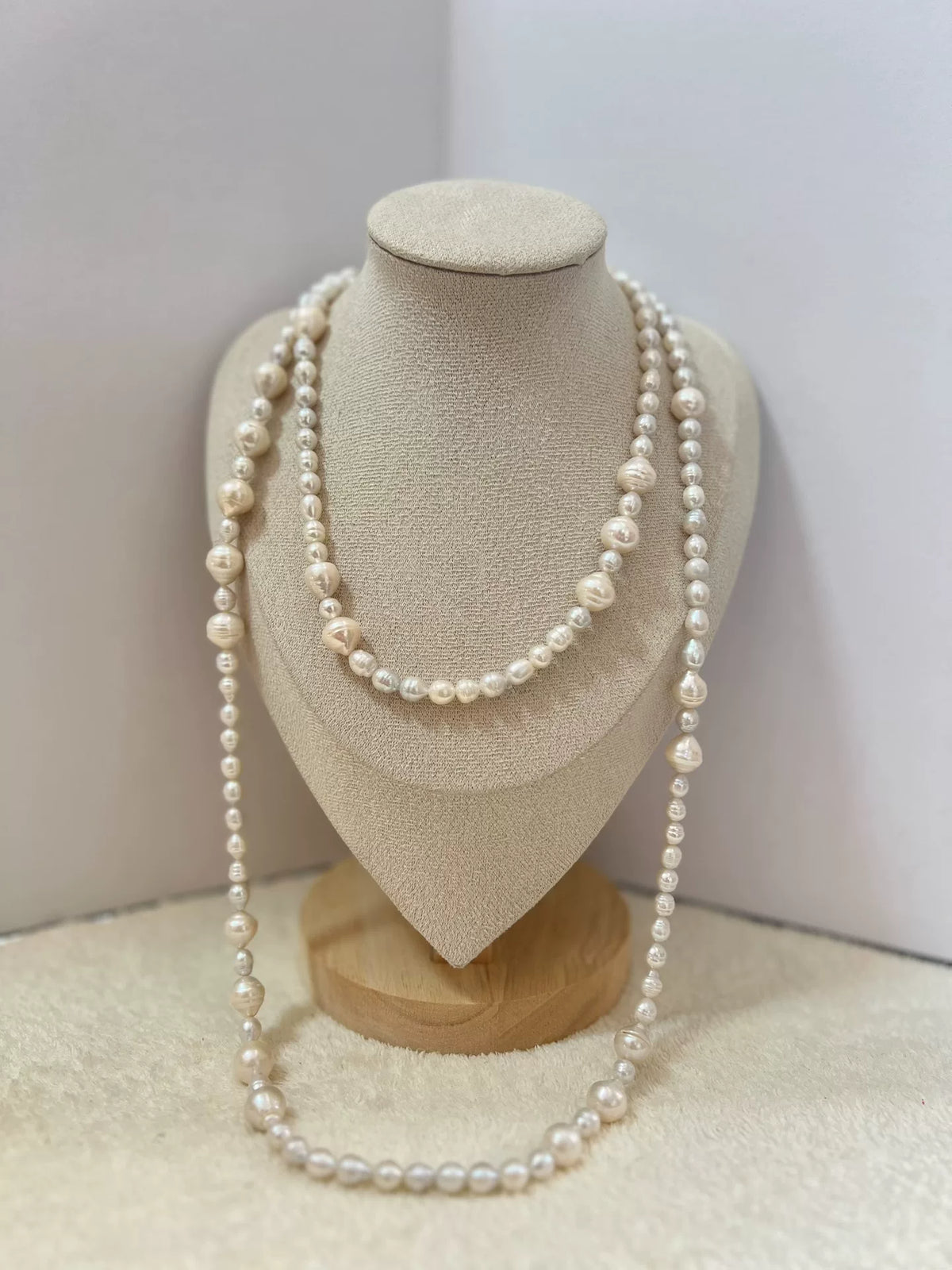 Collana lunga con perle d'acqua e chiusura a ciondolo
