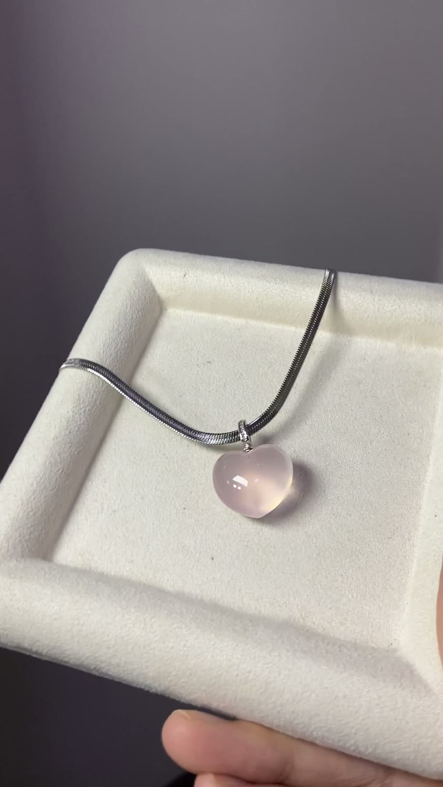 Collier pendentif cœur en cristal rose naturel