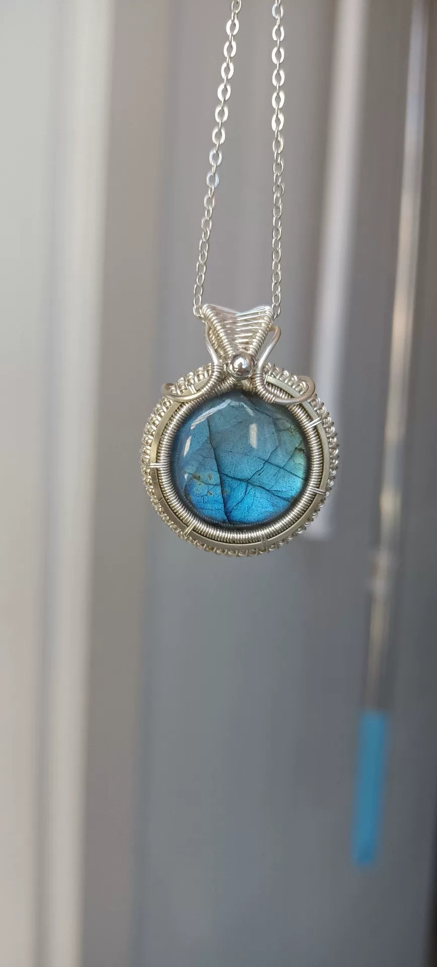 Pendentif artisanal en pierre bleue et fil de cuivre argenté