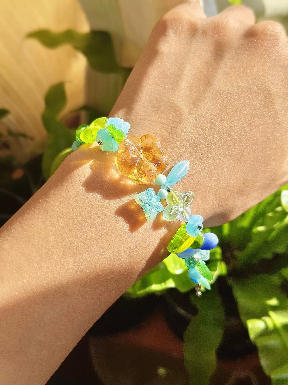 Armband mit Blatt aus tschechischen Glasperlen