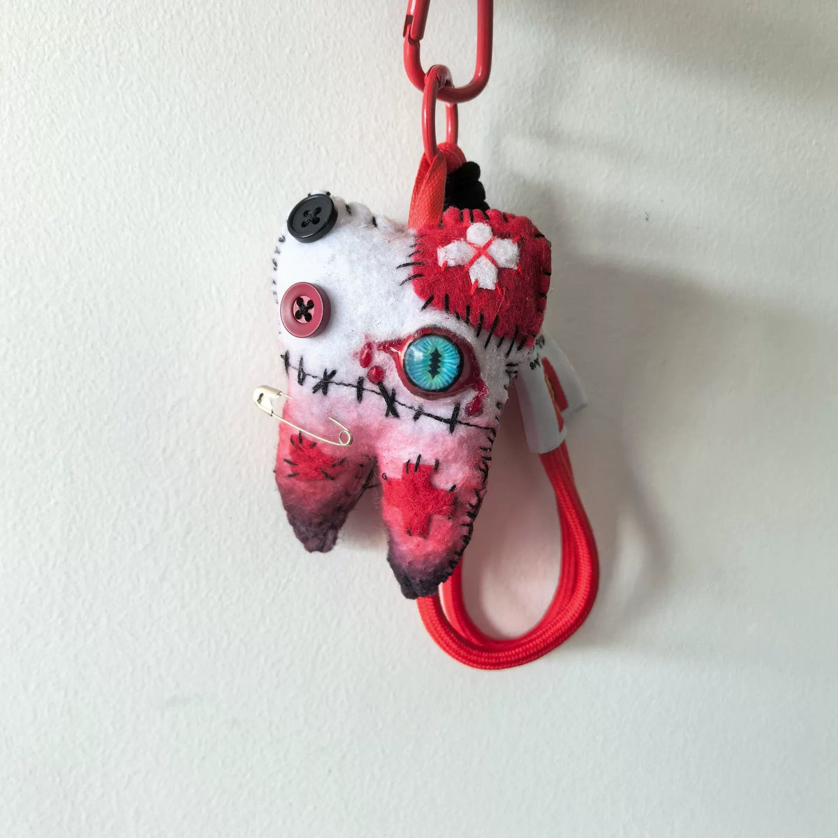 Charm in peluche mostro dente in feltro usurato