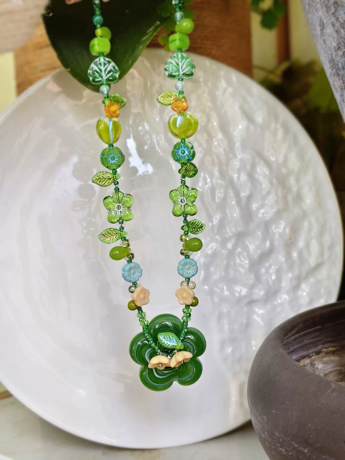 Grüne tschechische Glasperlenkette mit Blumenmotiv