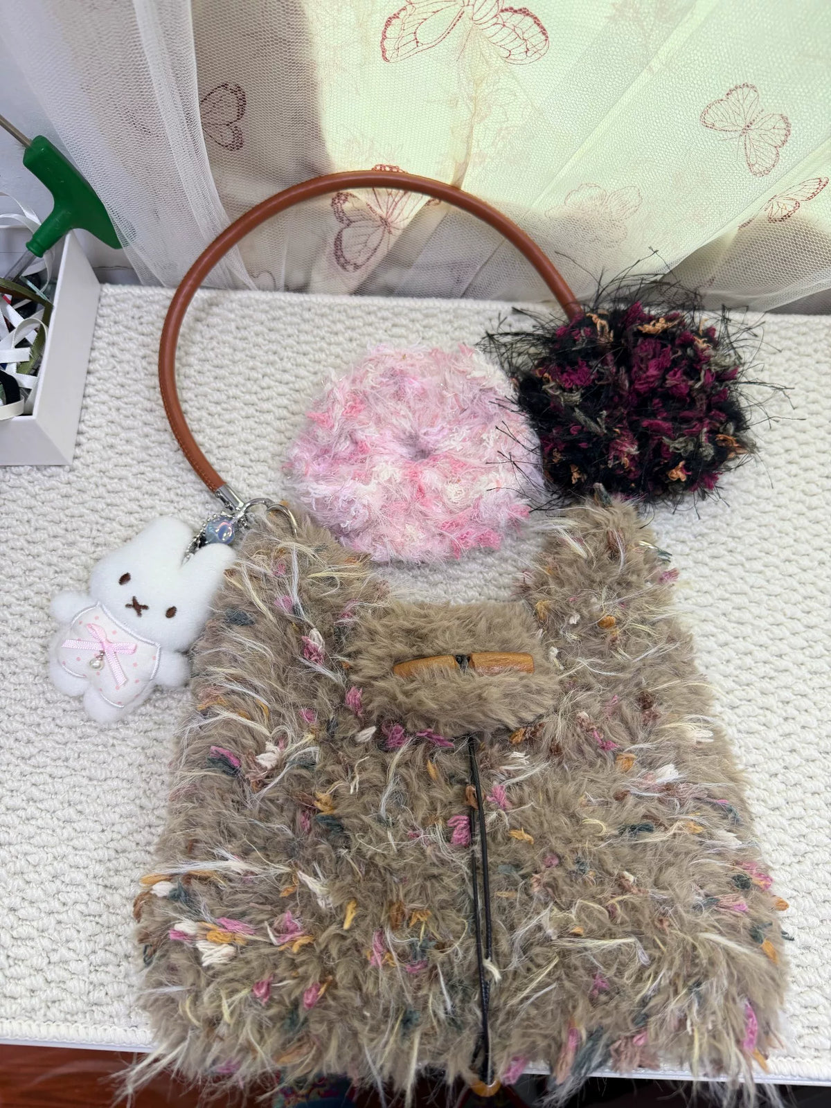 Häkel-Schultertasche aus gemischtem Garn mit Scrunchies