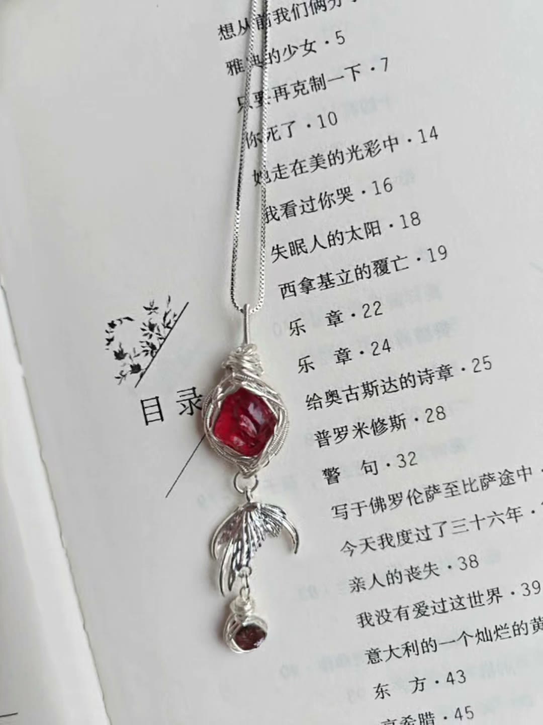 Collier en fil torsadé avec queue de sirène