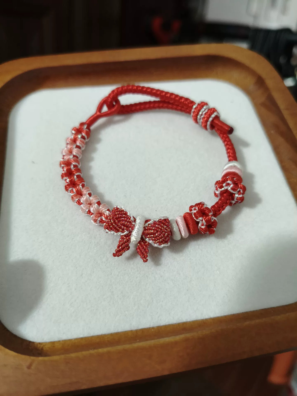 Bracelet tissé papillon rouge et blanc fait main