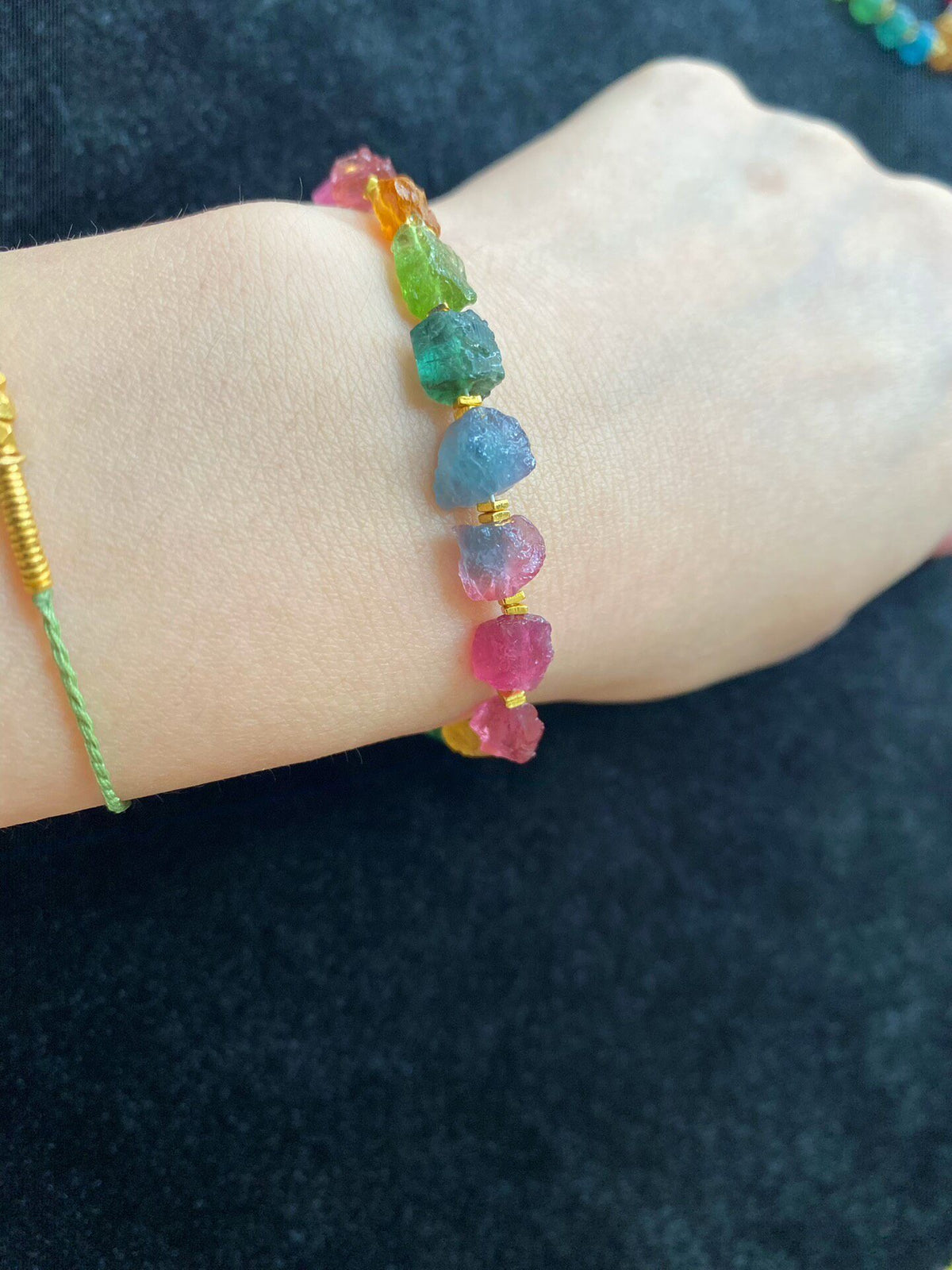 Pulsera arcoíris de turmalina en bruto