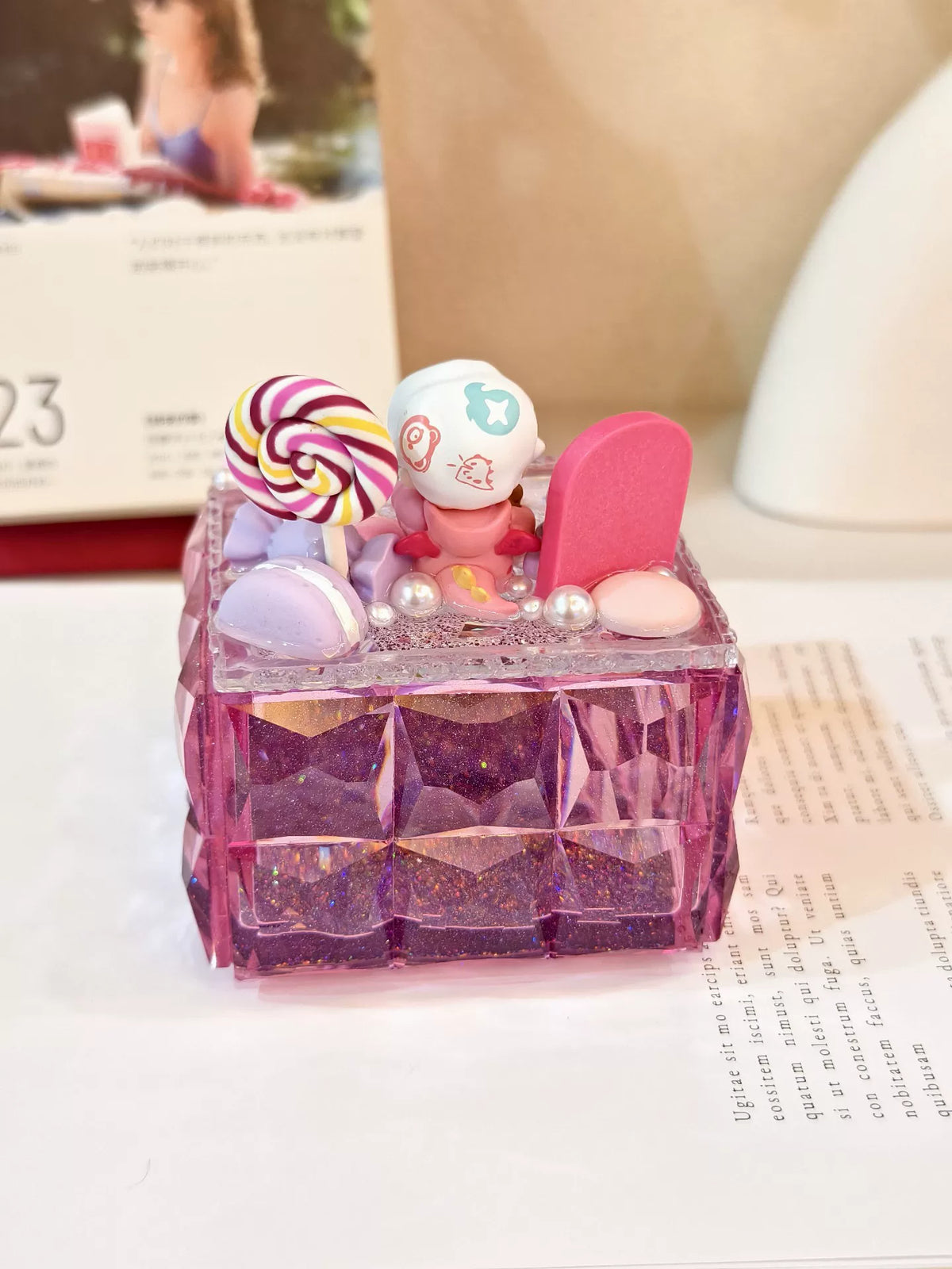 Boîte de rangement et support de téléphone violet facetté