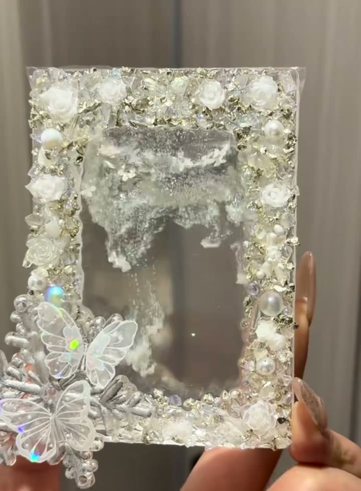 Moldura de Glitter Prateado Quicksand com Borboletas