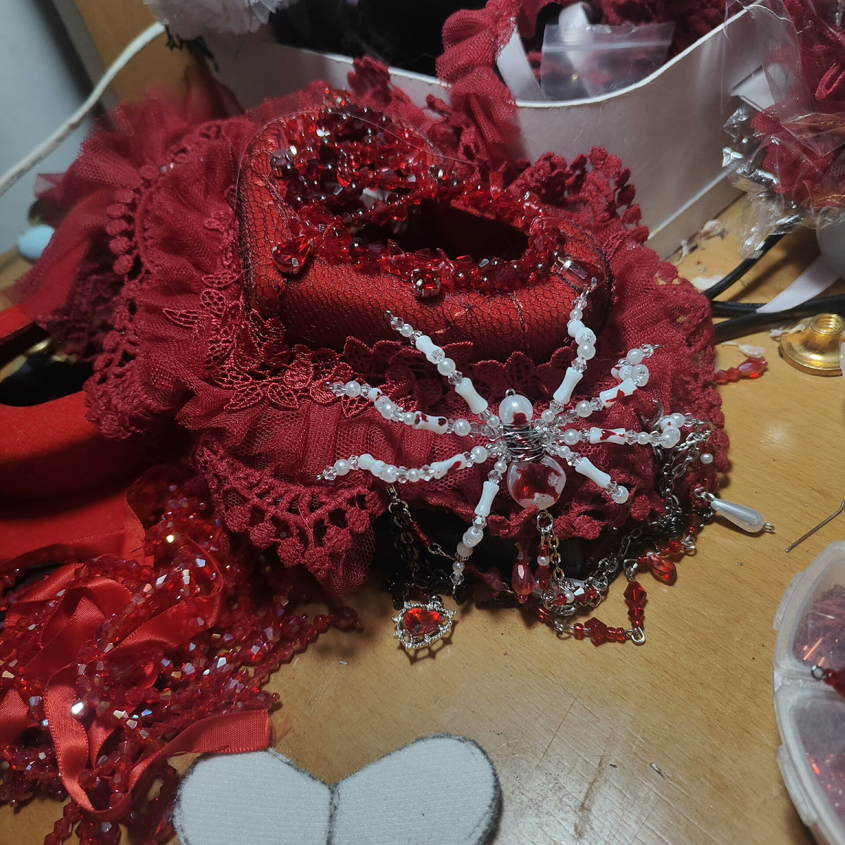 Gotische Rode Ruby Spinnenweb Hart Fascinator