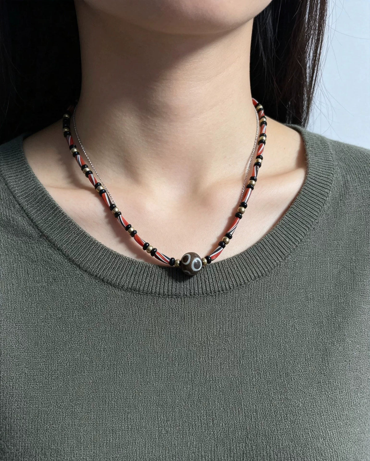 Collar de cuentas de vidrio romano con cuenta central de fósil de madera