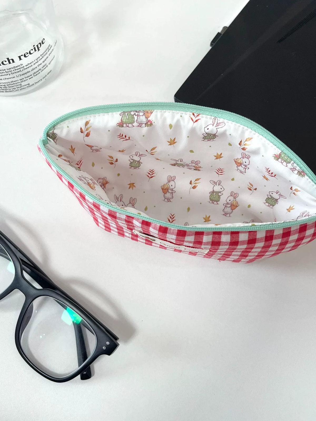 Funda para gafas de tela con cuadros rojos hecha a mano