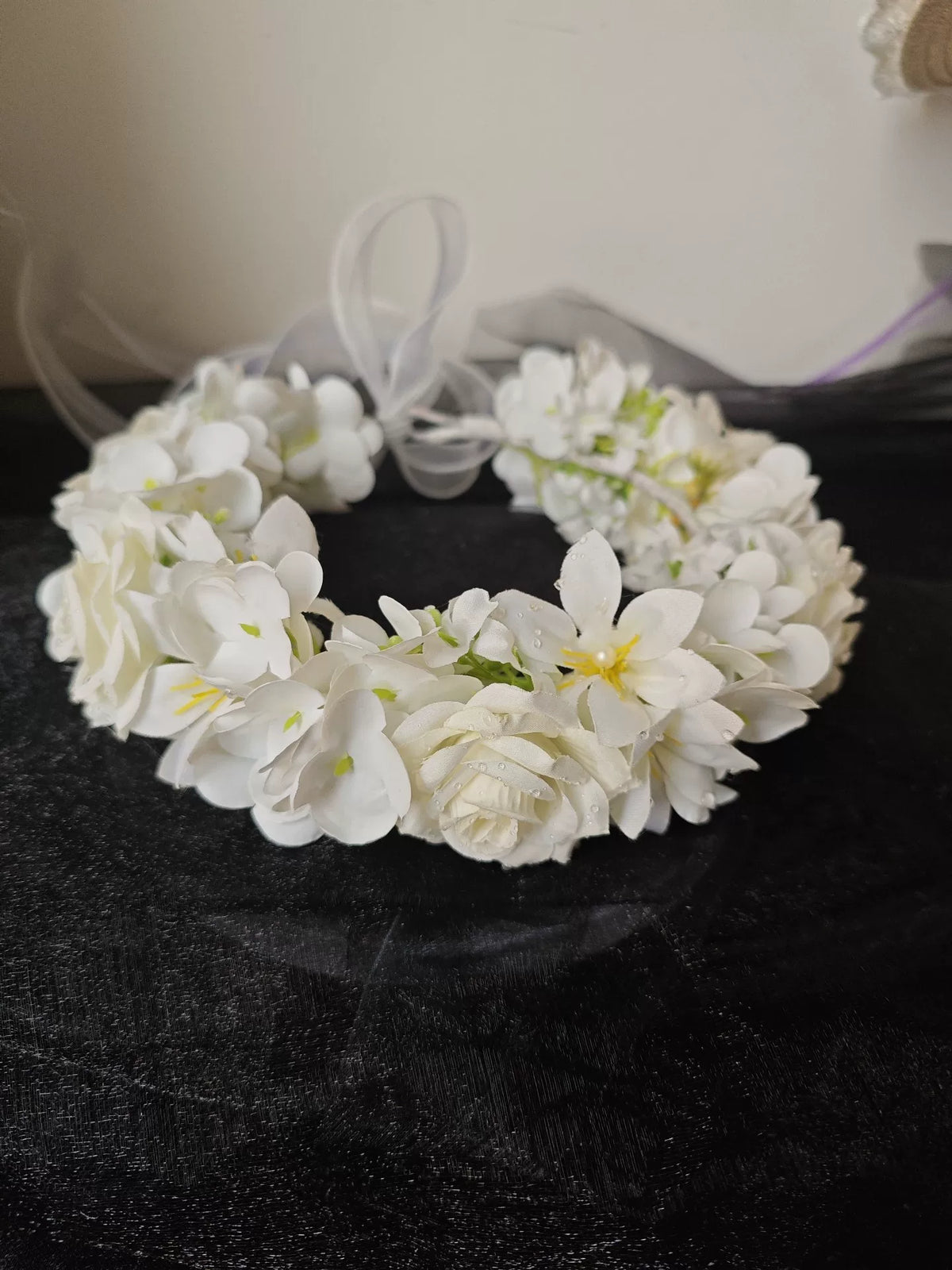 Kvit handgjord blomsterkrans med rosor och liljor