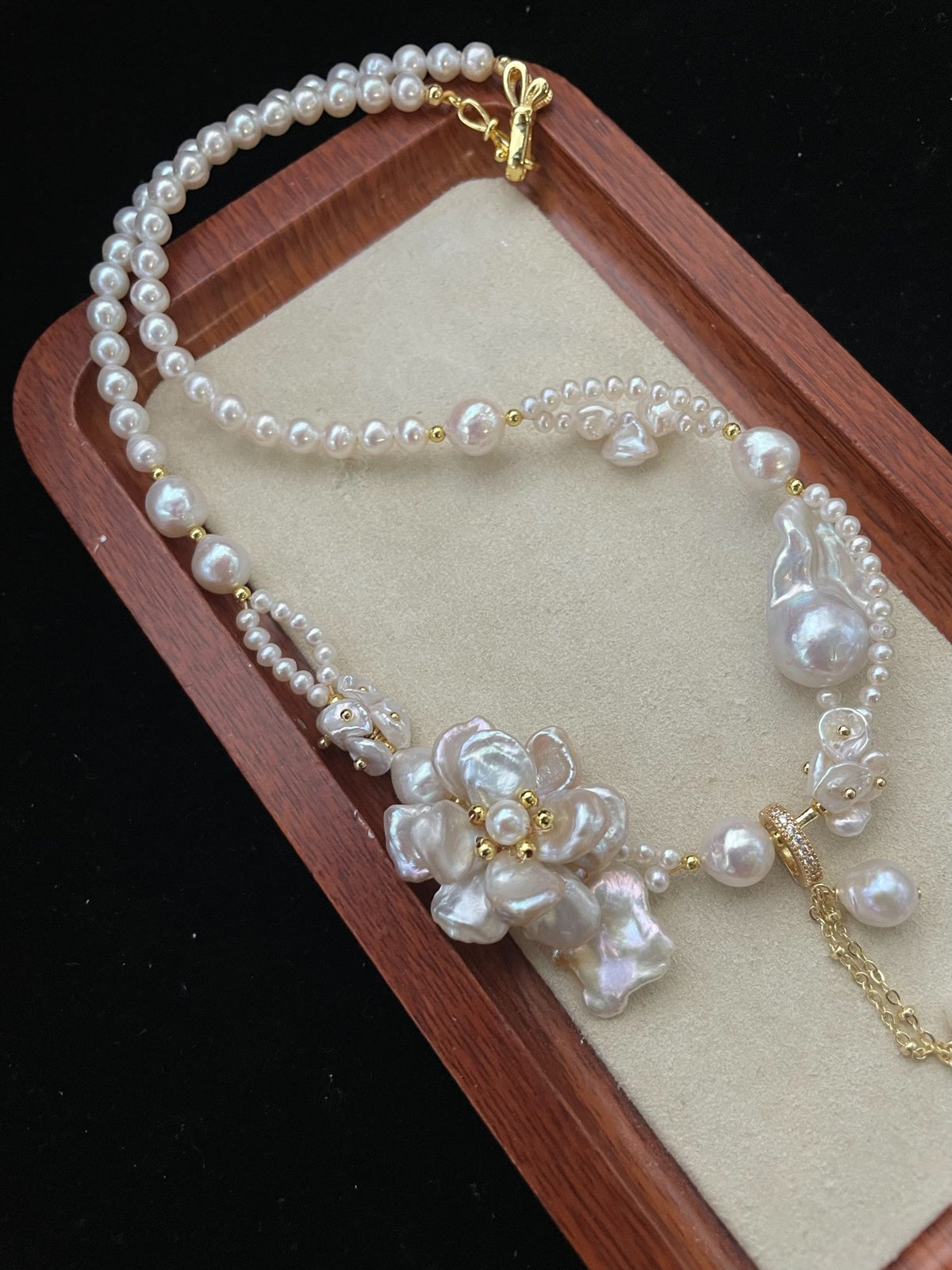 Colar de Pérolas Naturais com Design Floral