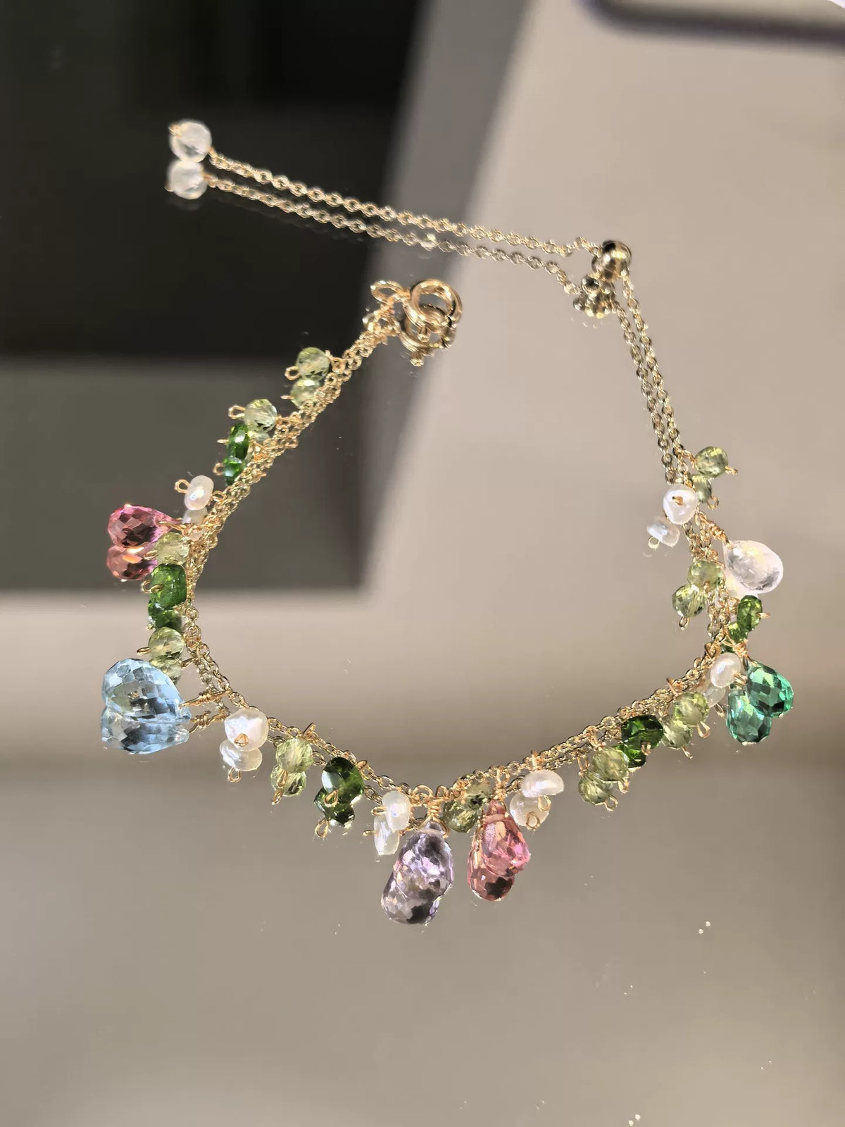 Pulseira de Pingentes Dourada com Contas Multicolor