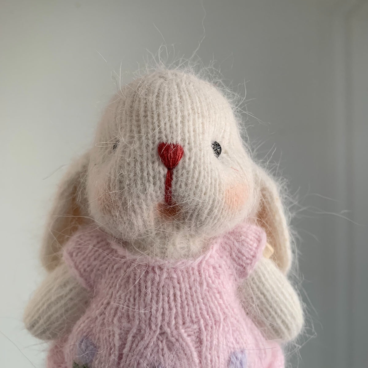 Coniglio peluche ricamato con abito rosa