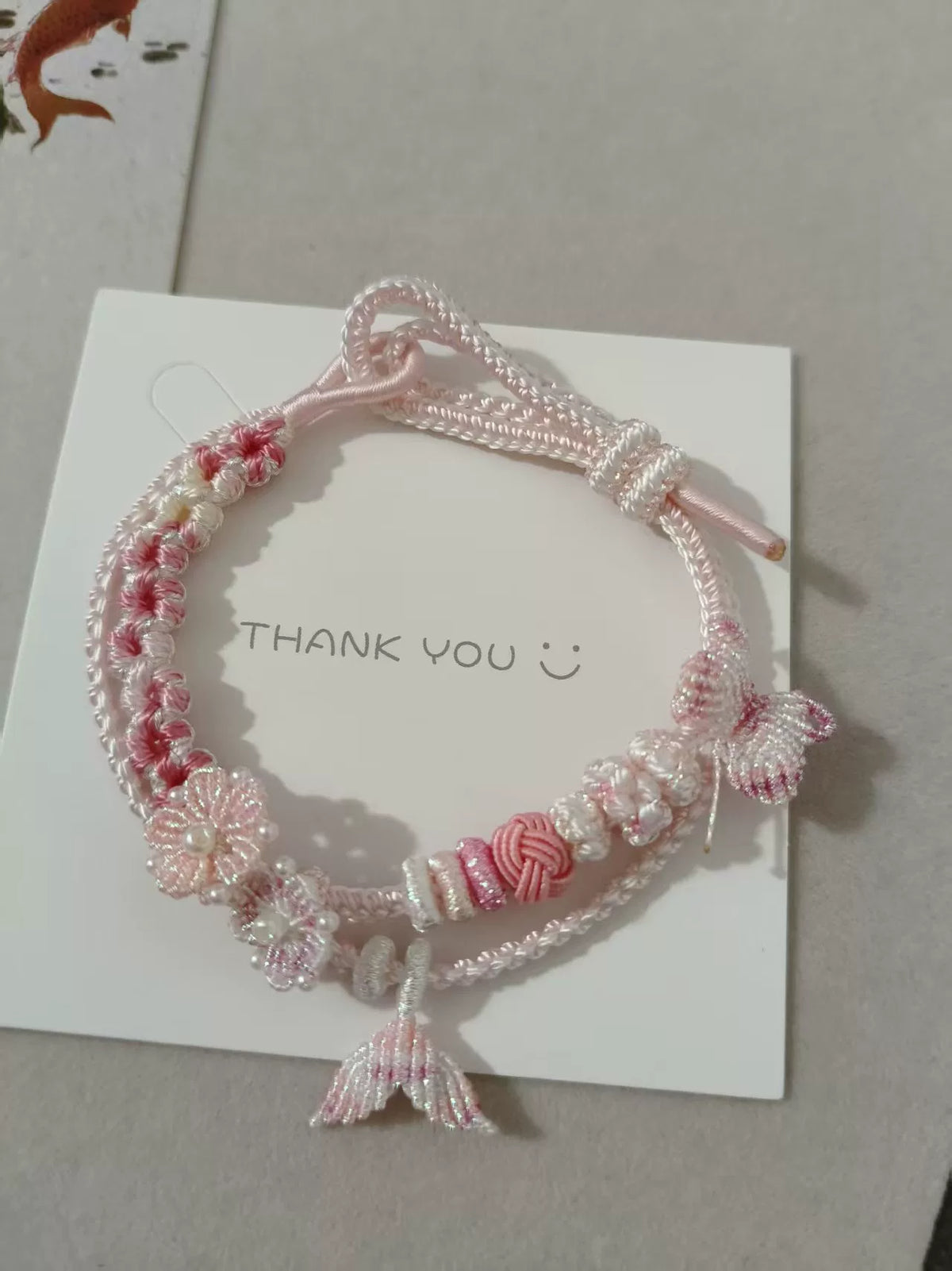 ハンドメイド ピンクグラデーション編みブレスレット フラワーチャーム付き