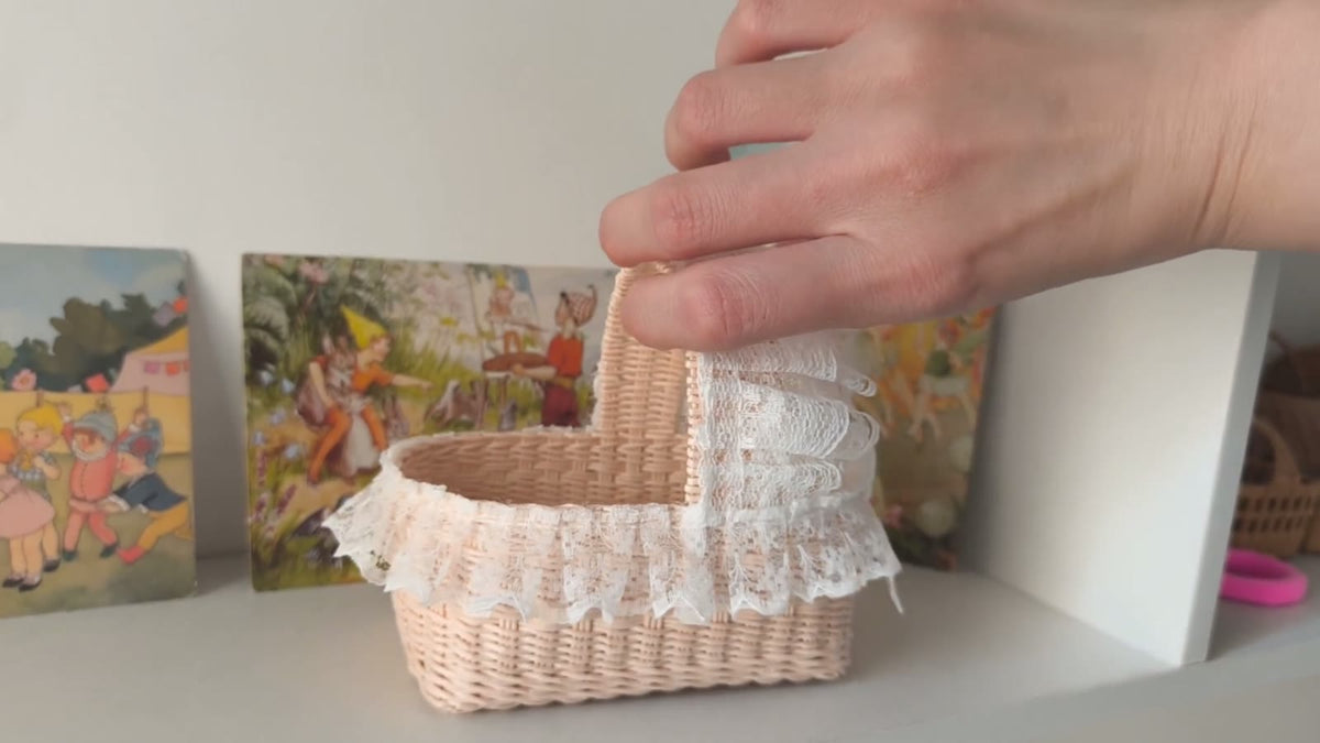 Berço em Miniatura de Vime Artesanal com Renda