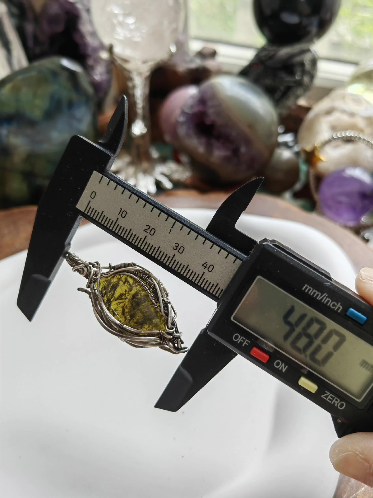 Pendentif tsavorite naturel en argent et fil torsé