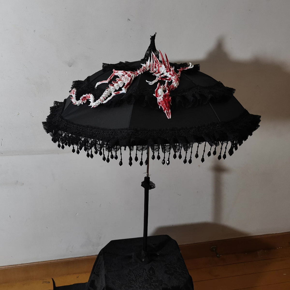 Parasole Gothic Lolita in pizzo nero con rose rosse